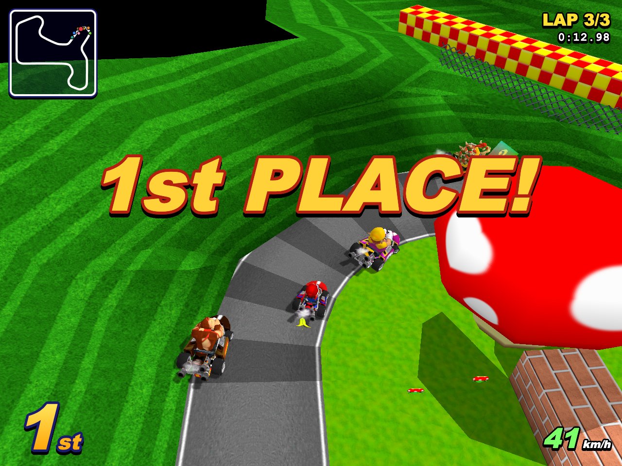 Survol après l'arrivée sur Mario Raceway : un plan de grue haute regardant la route derrière le kart.