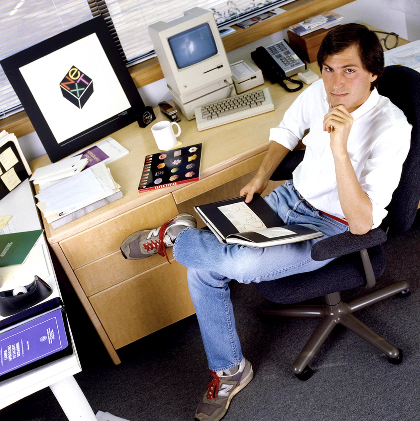 Un poste de travail informatique sur un bureau, avec une chaise de bureau devant.